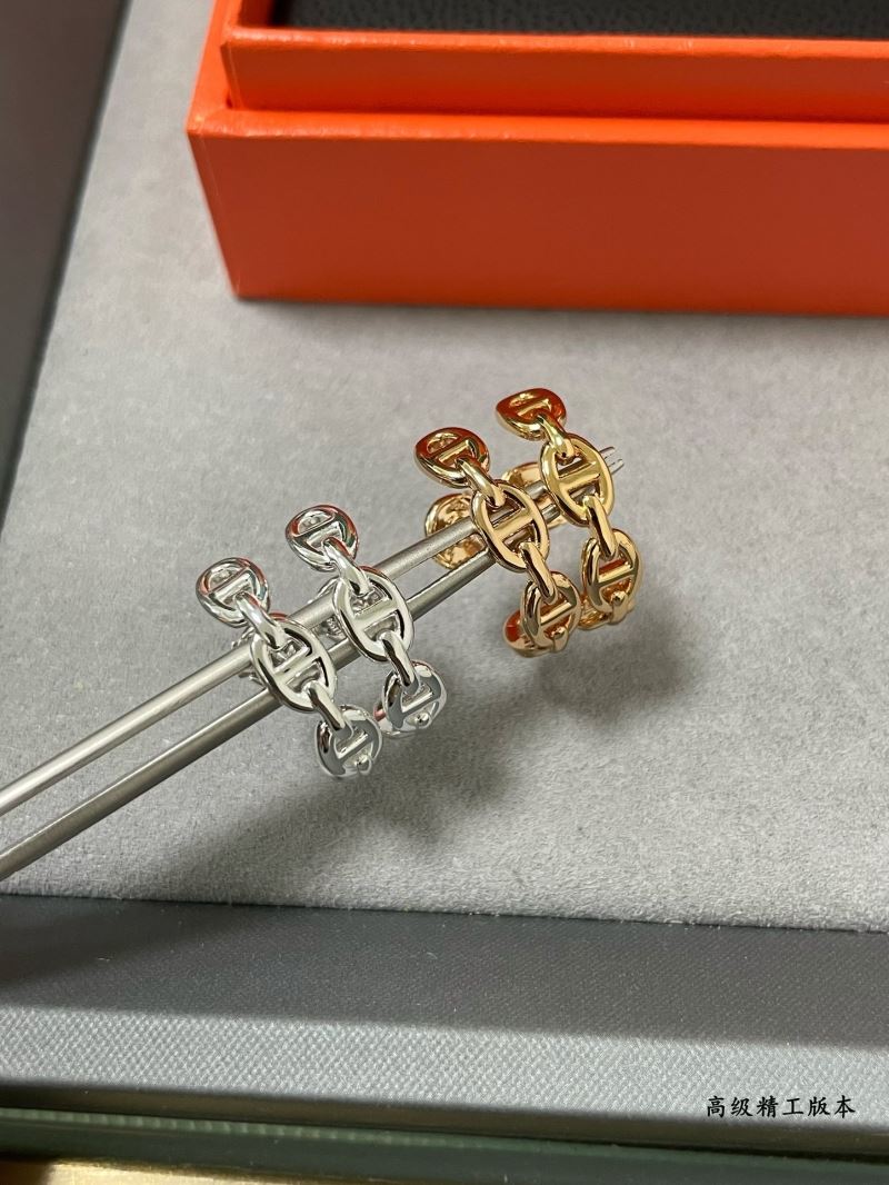 H**me5 earrings